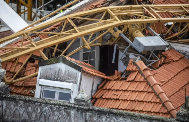 Prédios atingidos por grua.